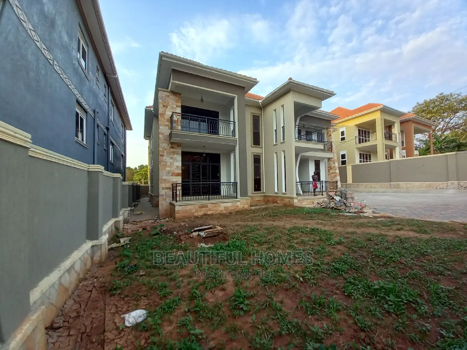 Furnished 6bdrm House in Gated Estate, Kira for Sale