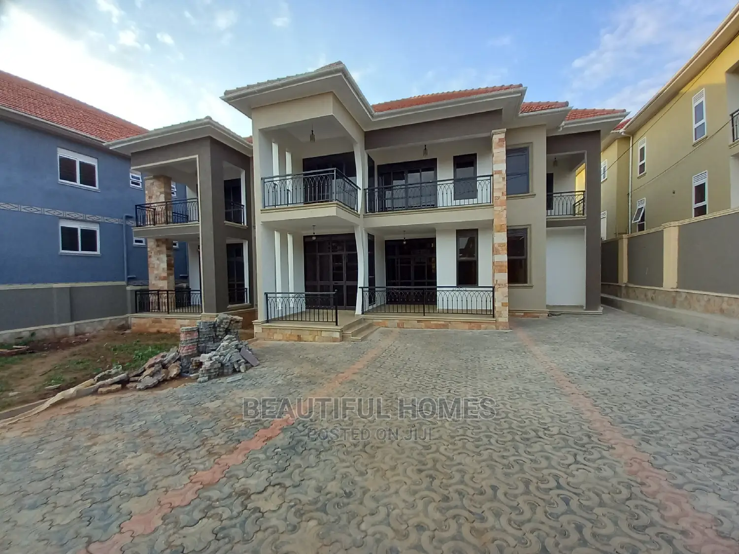 Furnished 6bdrm Mansion in Kira Organised for Sale