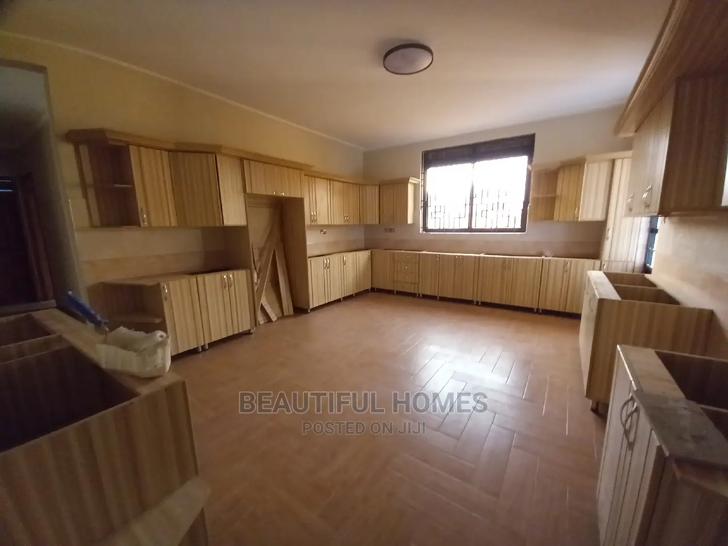 Furnished 6bdrm Mansion in Kira Organised for Sale
