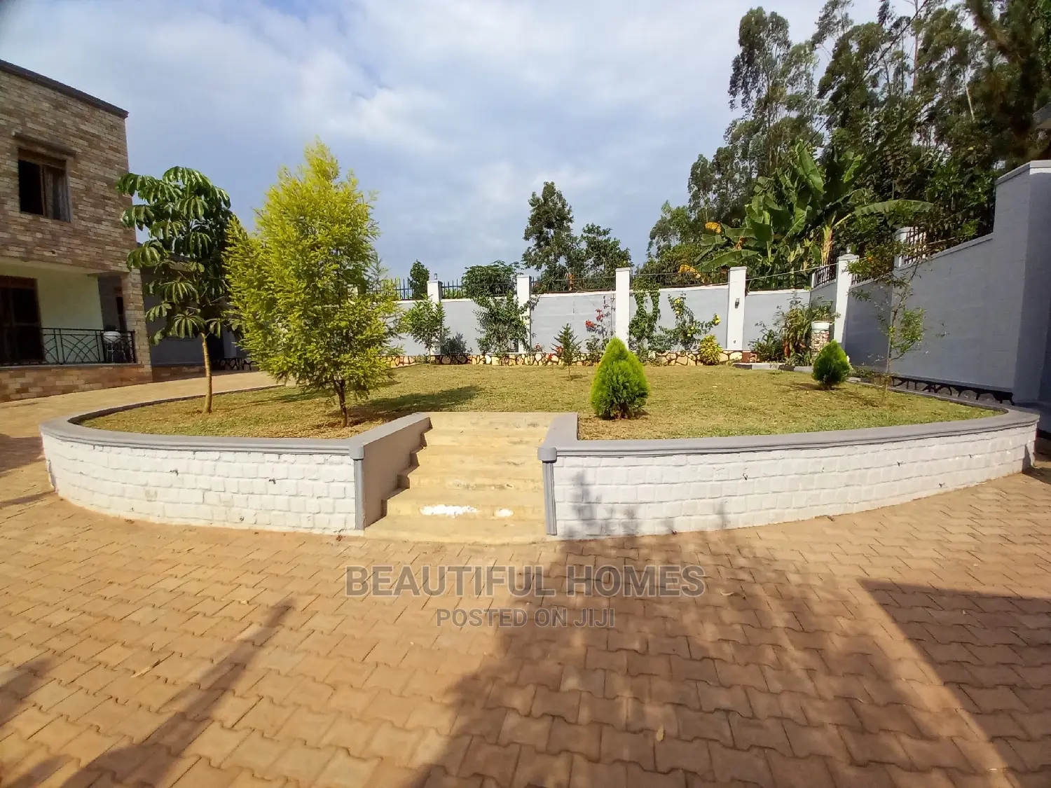 Furnished 4bdrm House in Kira Good for Sale