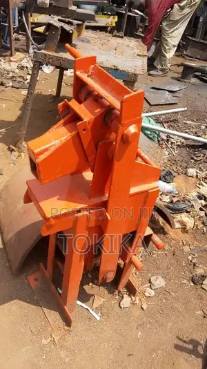 Interlocking Bricks Machine