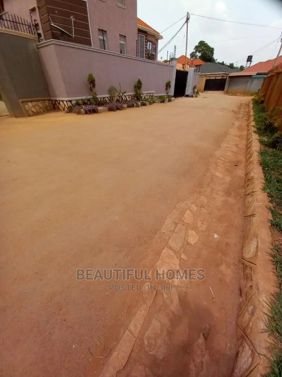 Furnished 2bdrm Apartment in Kira Tarmack, Central Division for Sale