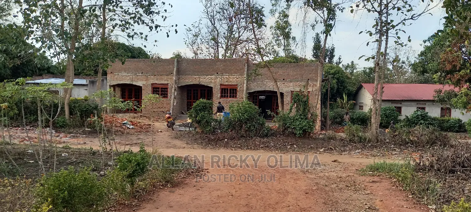 3bdrm Apartment in Private, Lira for sale