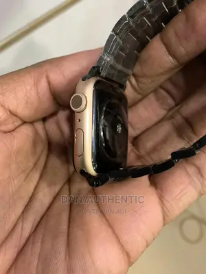 Apple Watch Series 5 Gold With Metallic Black Strap