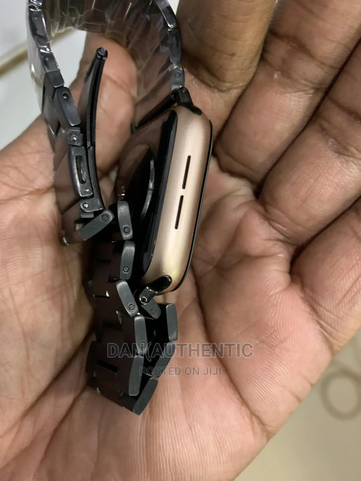 Apple Watch Series 5 Gold With Metallic Black Strap