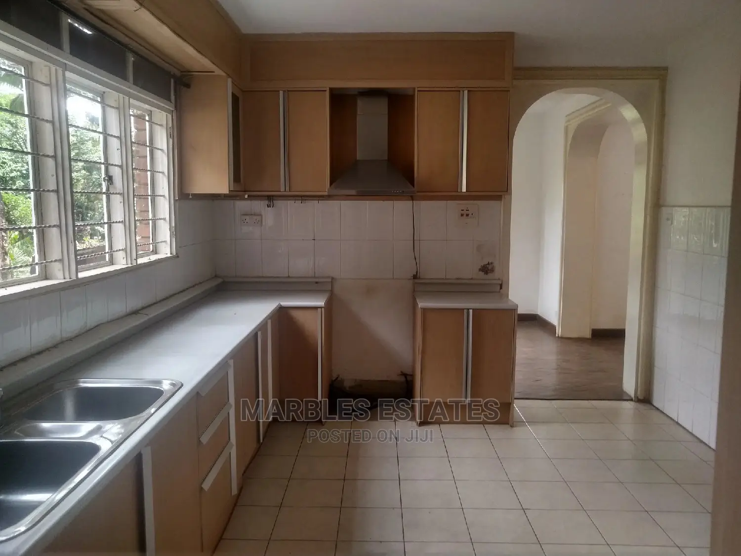 4bdrm Mansion in Mbuya, Central Division for Rent