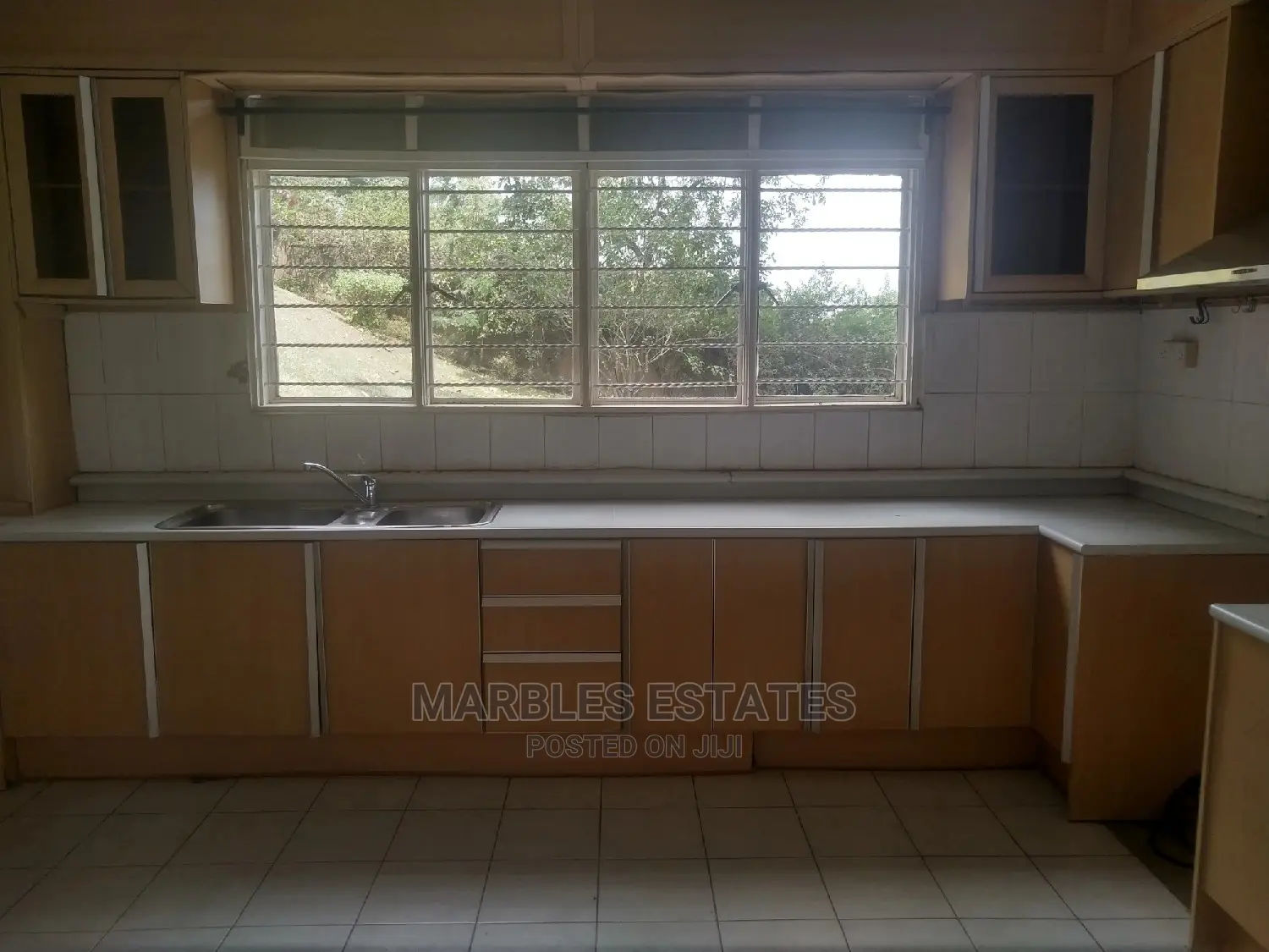 4bdrm Mansion in Mbuya, Central Division for Rent