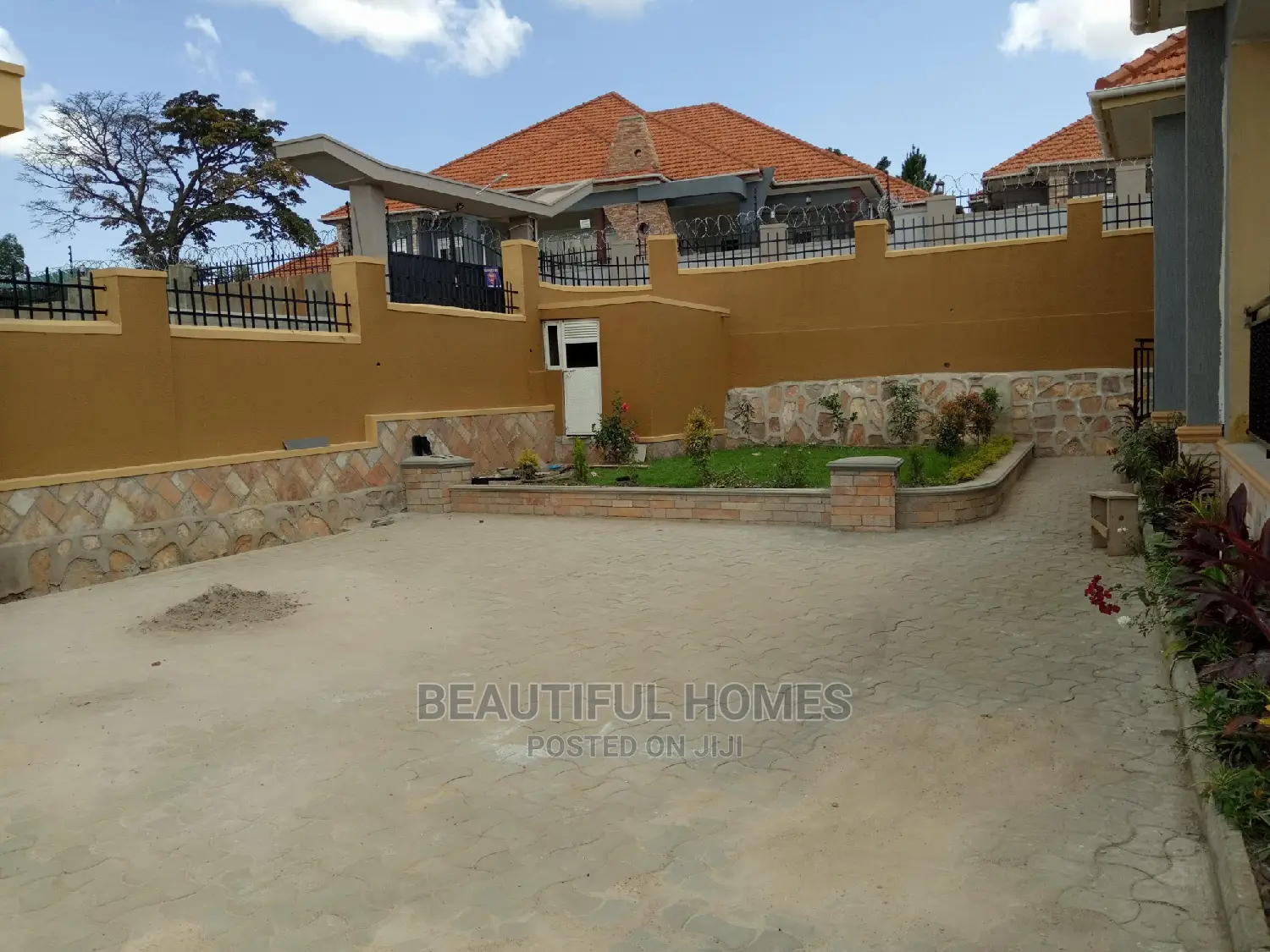 Furnished 4bdrm House in Kira for Sale