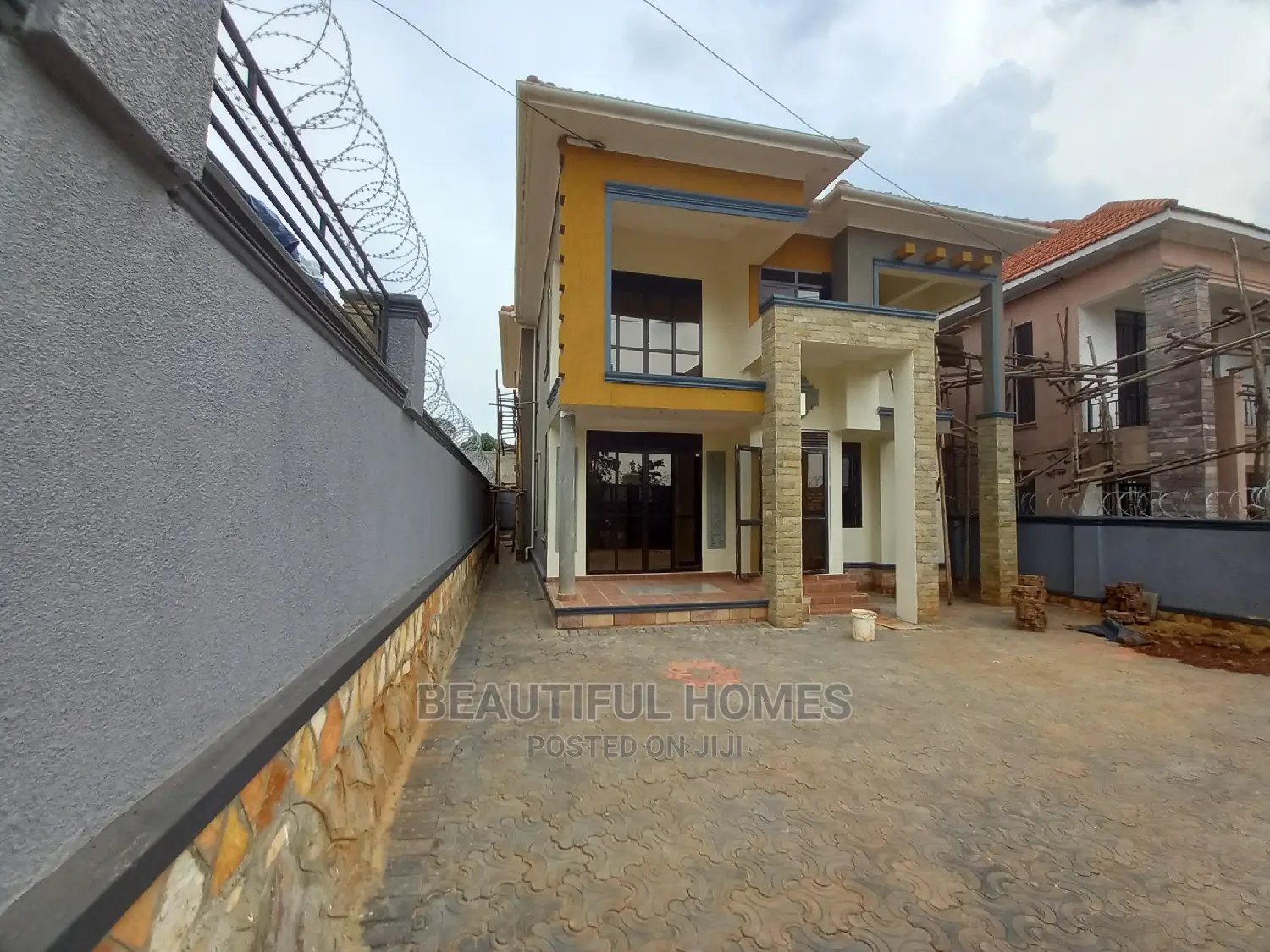 Furnished 4bdrm Duplex in Najjera Corporate, Central Division for Sale